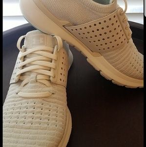 Under Armour slingwrap womens 7.5